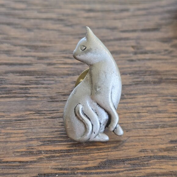 Matte silvertone Cat pin. (Lapel pin / Brooch) - Picture 5 of 6
